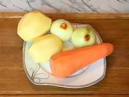 Чистим морковь с луком для сырного супа