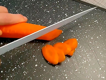 Режем морковку для блюда