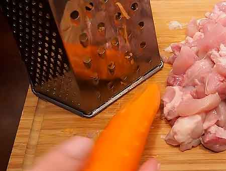 Тертая морковь для блюда в мультиварке
