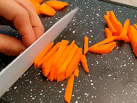 Нарезаем морковку средней соломкой