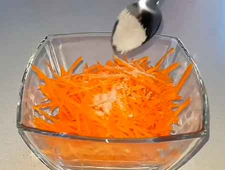 Добавляем в морковку сахару