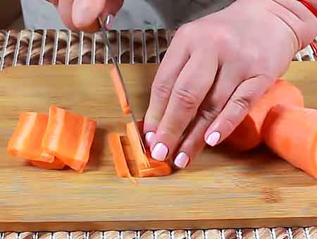 Морковь шинкуем на среднюю соломку
