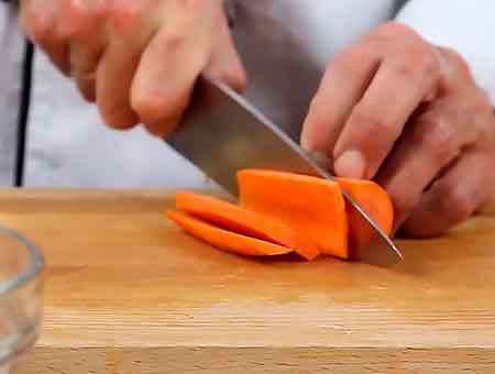Разрезаем морковку вдоль