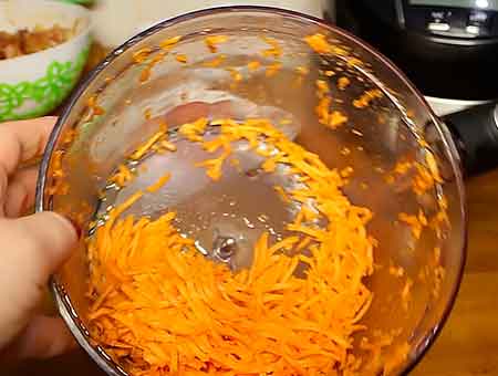 Натираем морковь на крупной терке или комбайне