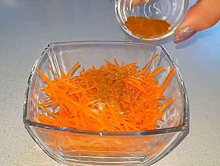 Сыпем приправу для моркови по-корейски 