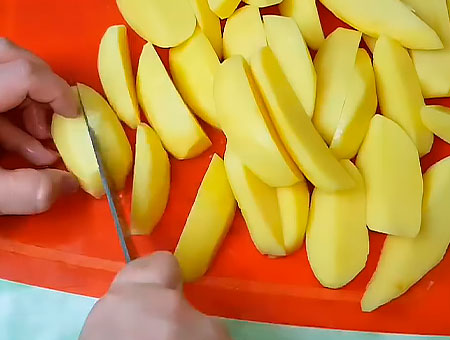 Режем картошку на четыре части