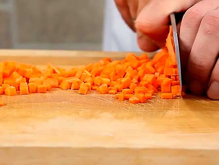 Мелкими кубиками нарезана морковка