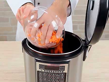 Морковка с курицей отправляется в чашу мультиварки