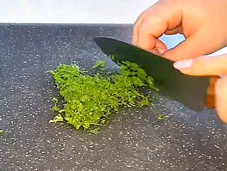 Режем зелень укропа в салат с фасолью