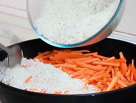 Раскладываем промытый рис на сковороде