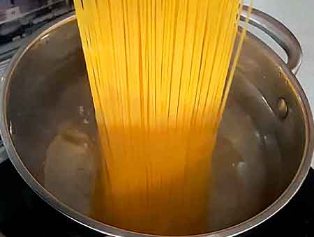 Варим спагетти в кастрюле