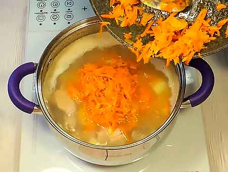 Добавляем в сырный суп обжаренные овощи