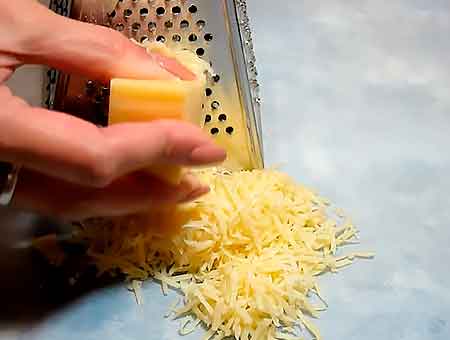 Натираем сыр на терке с мелкими дырками 
