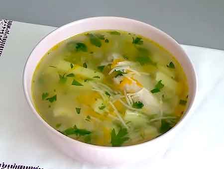 Приготовленный куриный суп с вермишелью, стоит на обеденном столе