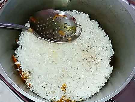 Равномерно раскладываем рисовую крупу по зирваку