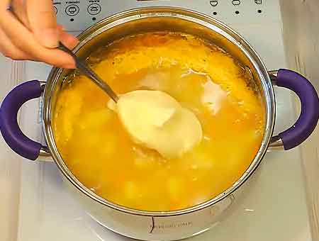 Расплавленный сыр добавляем в бульон с курицей 