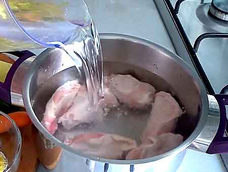 Ставим вариться куриное мясо в кастрюле