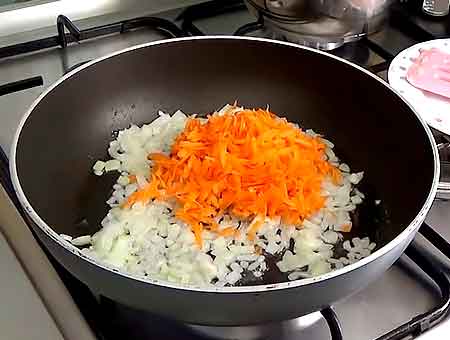 Обжариваем в суп морковь с луком