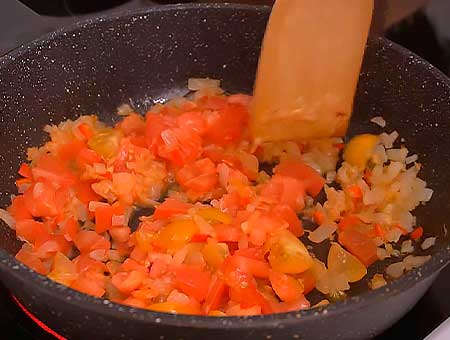 Кладем в сковороду томаты