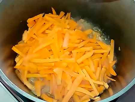 Кладем резаную морковку, и приправы для плова