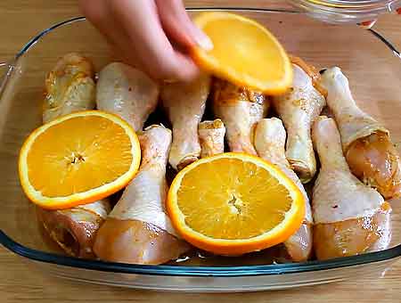 Ставим курицу с апельсинами в духовку на 30 мин.
