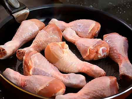 куриные голени выкладываем на сковороду 