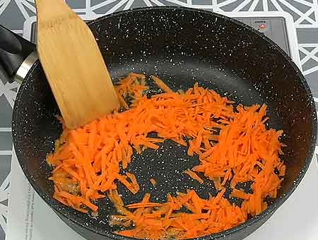 обжариваем морковку для щавеля