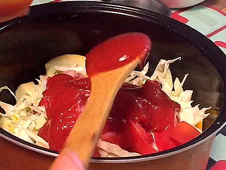 добавляем в мультиварку томатную пасту с чесноком