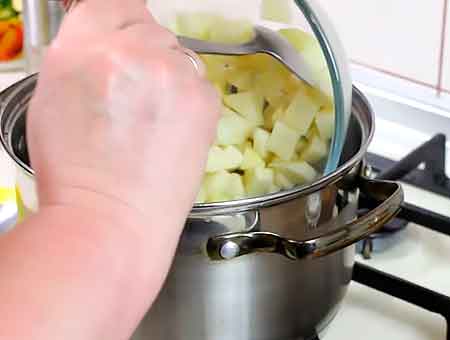 кладем картошку в кастрюлю
