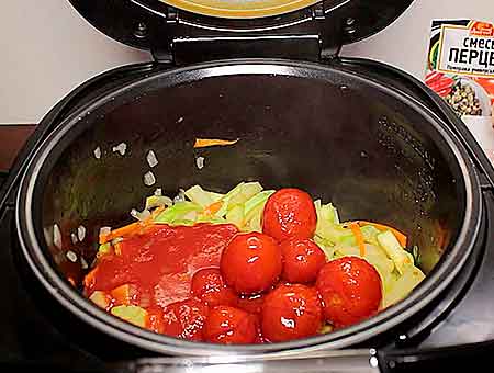 добавляем томаты в суп