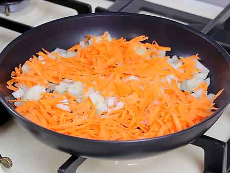 пассируем лук с морковью