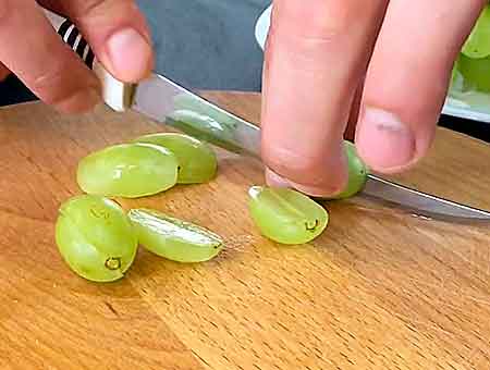 Разрезаем виноград пополам