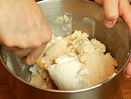 перемешиваем яйца с куриным суфле