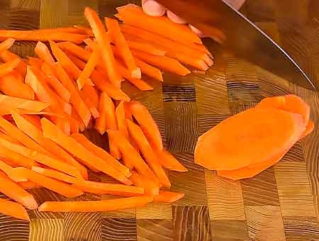режем морковь соломкой
