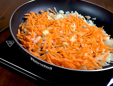 обжариваем морковь с луком на сковороде 
