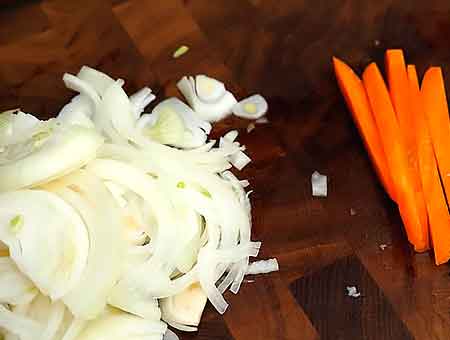 нарезаем овощи для плова из курицы