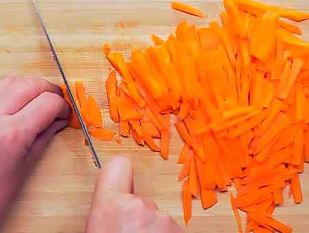 теперь режем морковку соломкой