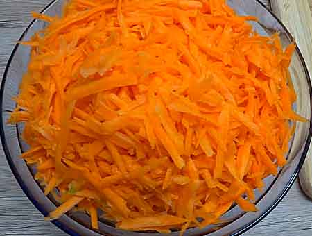 режем морковку с луком для обжорки