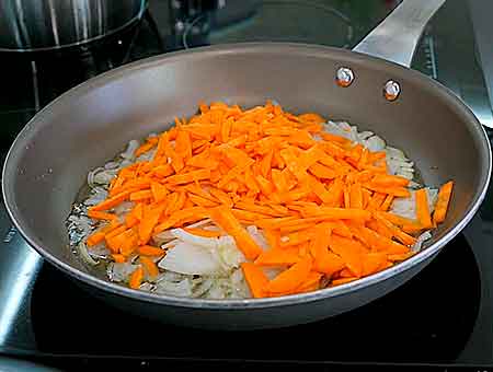 обжариваем морковь с луком 