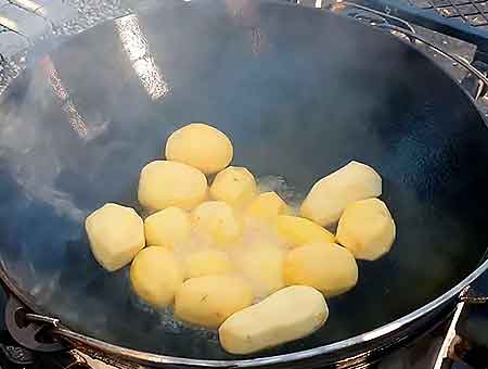 добавляем в жаркое картошку целиком 