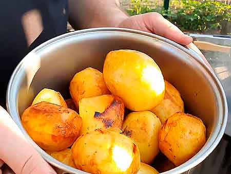 солим картошку и перемешиваем