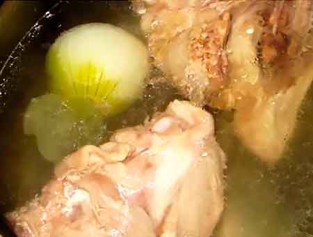 ставим вариться курицу для детского супа 