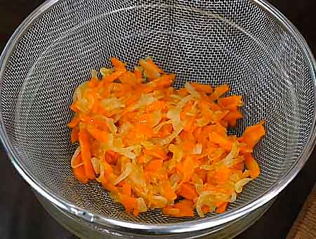 откидываем морковку на сито