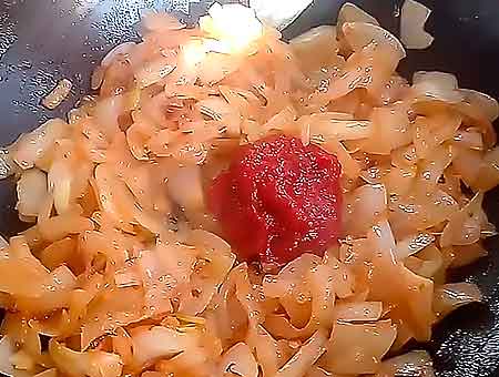 обжариваем лук с томатной пастой
