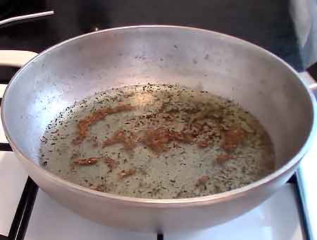нагреваем сковороду с растительным маслом