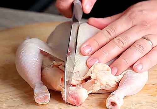 разрезание цыпленка вдоль груди 