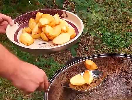 вынимаем готовую картошку из казана