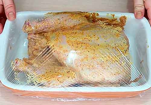 курица в маринаде затянутая в пленку