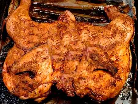 курица в духовке с хрустящей корочкой готова к ужину 