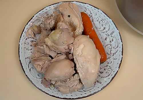 курица лежит на тарелке с морковкой